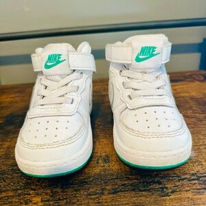 Nike ‎ Unisex-Child Court Borough Mid 2 Shoes (5c)
